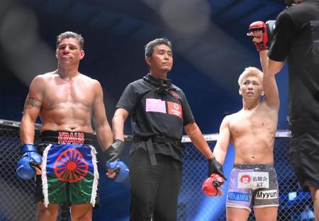 　アルバート・クラウス（左）に判定勝利する西谷大成（右）（撮影・堀内翔）