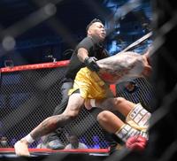 　尾田優也を止めるレフリー（撮影・堀内翔）