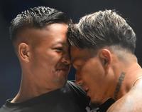 　にらみ合う尾田優也（左）、シェンロン（撮影・堀内翔）