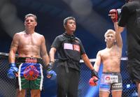 　アルバート・クラウス（左）に判定勝利する西谷大成（右）（撮影・堀内翔）