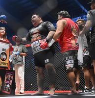 　ＫＯ負けを喫したキム・ジェフン。右はノッコン寺田（撮影・堀内翔）