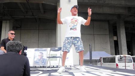 　蝶野正洋（左）とのトークショー登場時にプロレスラブポーズを決める武藤敬司