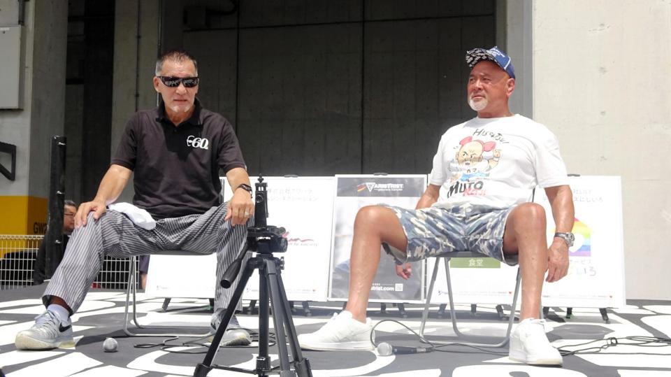 　トークショーを行った蝶野正洋（左）と武藤敬司