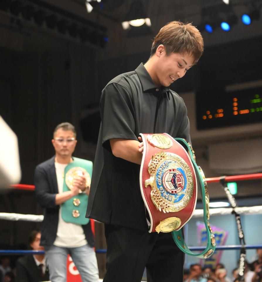 井上尚弥にＷＢＣ・ＷＢＯチャンピオンベルト贈呈「２団体王者のタパレス戦に向けて頑張っていきます」/ファイト/デイリースポーツ online