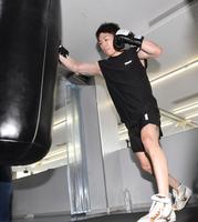 　公開練習でサンドバッグをたたく寺地拳四朗（撮影・開出牧）