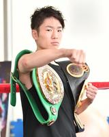 　チャンピオンベルトを両肩に闘志を燃やす寺地拳四朗（撮影・開出牧）