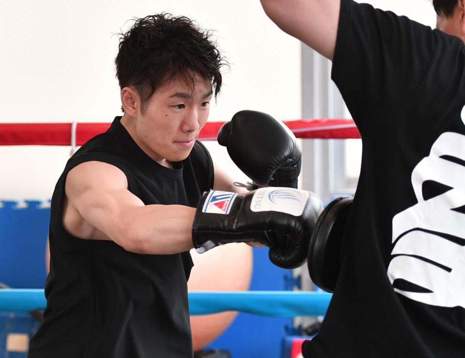 　公開練習でミット打ちを行う寺地拳四朗（撮影・開出牧）