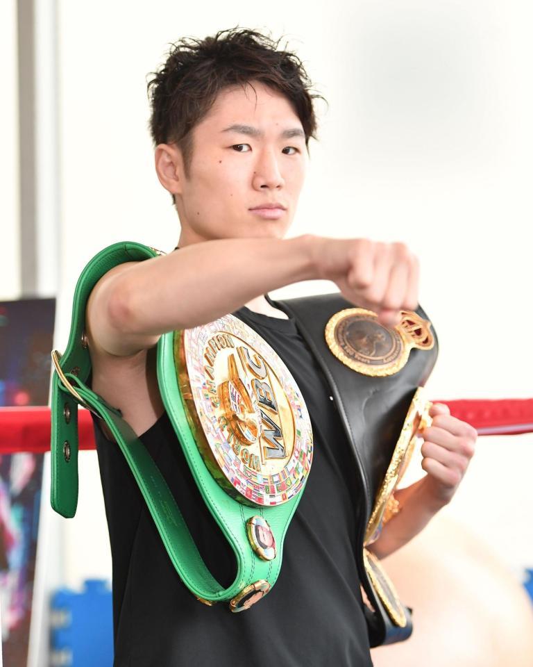 　チャンピオンベルトを両肩に闘志を燃やす寺地拳四朗（撮影・開出牧）