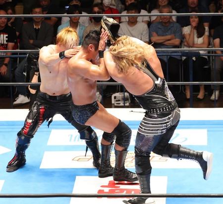 　ＳＡＮＡＤＡ（中）を強奪したベルトで殴打するＥＶＩＬ