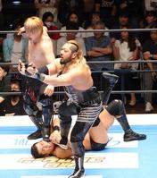 　ＳＡＮＡＤＡ（下）の顔面を踏みつけるＥＶＩＬ（右）とＳＨＯ