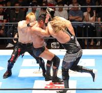 　ＳＡＮＡＤＡ（中）を強奪したベルトで殴打するＥＶＩＬ