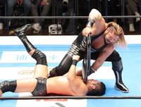 　ＳＡＮＡＤＡ（下）を首をパイプイスで攻めるＥＶＩＬ