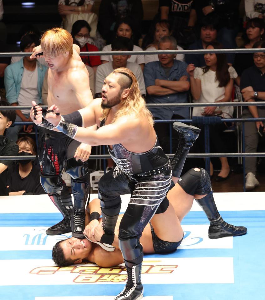 　ＳＡＮＡＤＡ（下）の顔面を踏みつけるＥＶＩＬ（右）とＳＨＯ