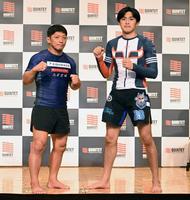 　内柴正人（左）を相手にプロデビュー戦に臨む桜庭大世（撮影・金田祐二）