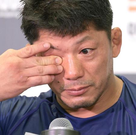 　桜庭大世に敗れ、試合後の会見で涙する内柴正人（撮影・吉澤敬太）
