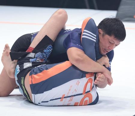 　桜庭大世（下）を攻める内柴正人（撮影・吉澤敬太）