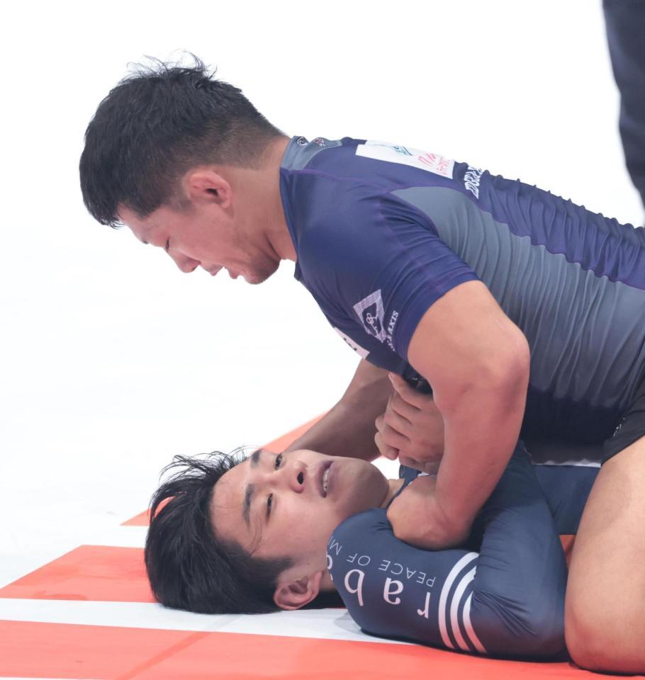 　内柴正人（上）と戦う桜庭大世（撮影・吉澤敬太）