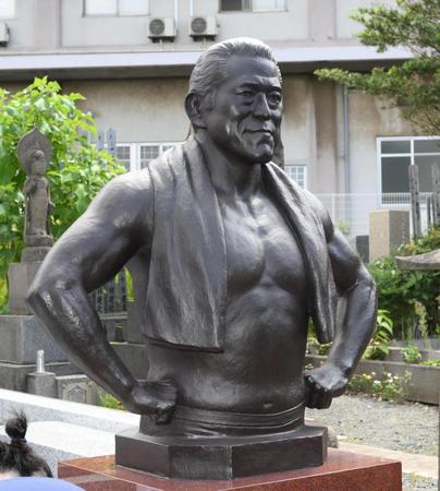 　一周忌でお披露目されたアントニオ猪木さんのブロンズ像（撮影・堀内翔）