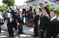 　アントニオ猪木さんのブロンズ像の除幕式に参列した坂口征二氏、藤原喜明氏、オカダ・カズチカ、小川直也氏（撮影・堀内翔）