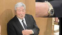 アントニオ猪木さんから贈られたという腕時計を披露する坂口征二さん（切り込みは拡大写真）