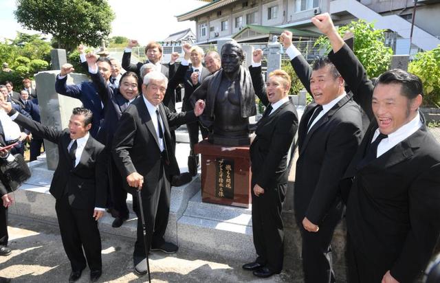 猪木さん一周忌法要 猪木ブロンズ像除幕式に坂口征二氏、タイガー