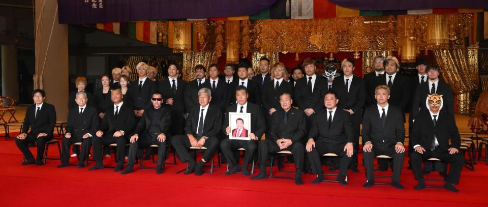 　アントニオ猪木さんの一周忌を終えて集合写真を撮影した参列客＝神奈川県・鶴見の總持寺（撮影・堀内翔）