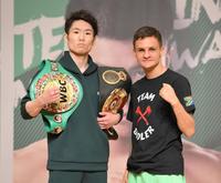 　対戦を前に気合を見せる寺地拳四朗（左）と挑戦者のヘッキー・ブトラー（撮影・伊藤笙子）