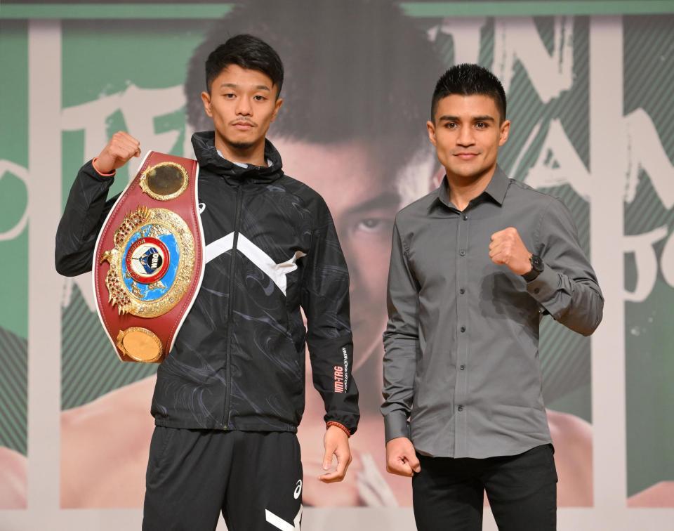 　対戦を前に気合を見せる中谷潤人（左）と挑戦者のアルヒ・コルテス（撮影・伊藤笙子）