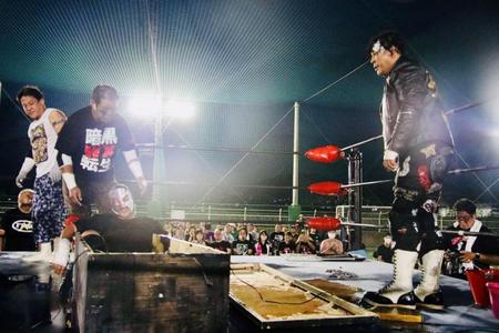 　ファイヤープロレスで快勝した「邪道」大仁田厚（右）