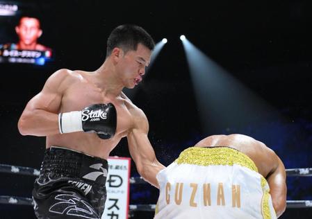 　２回、ルイス・グスマン（右）に左フックを放つ那須川天心（撮影・伊藤笙子）