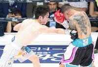 　５回、ヘッキー・ブドラー（右）に右ボディを浴びせる寺地拳四朗（撮影・吉澤敬太）