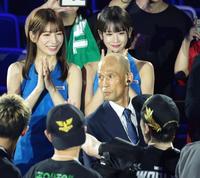 　勝利した寺地拳四朗（手前右）に拍手を贈るＰｒｉｍｅ　Ｖｉｄｅｏ　Ｐｒｅｓｅｎｔｓ　Ｌｉｖｅ　Ｂｏｘｉｎｇ　５のラウンドガールの新唯（後列右）ら（撮影・吉澤敬太）