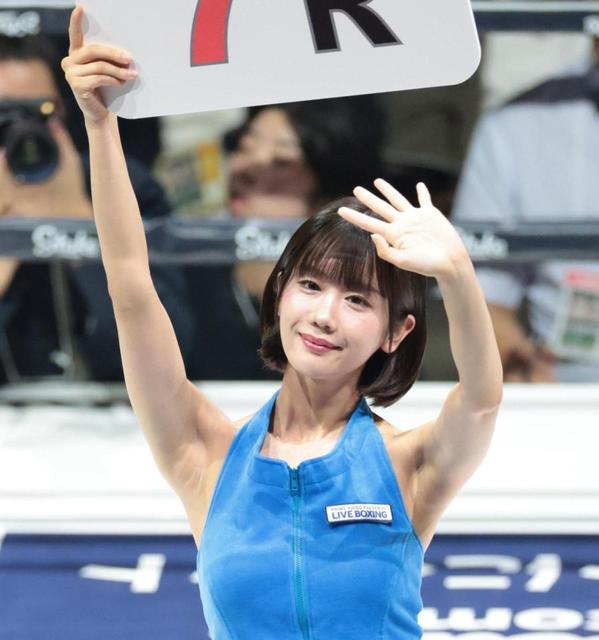 【写真】天心戦Ｒガール　別人級ＪＫ制服姿　ツルツルひかるおひざ「反則」