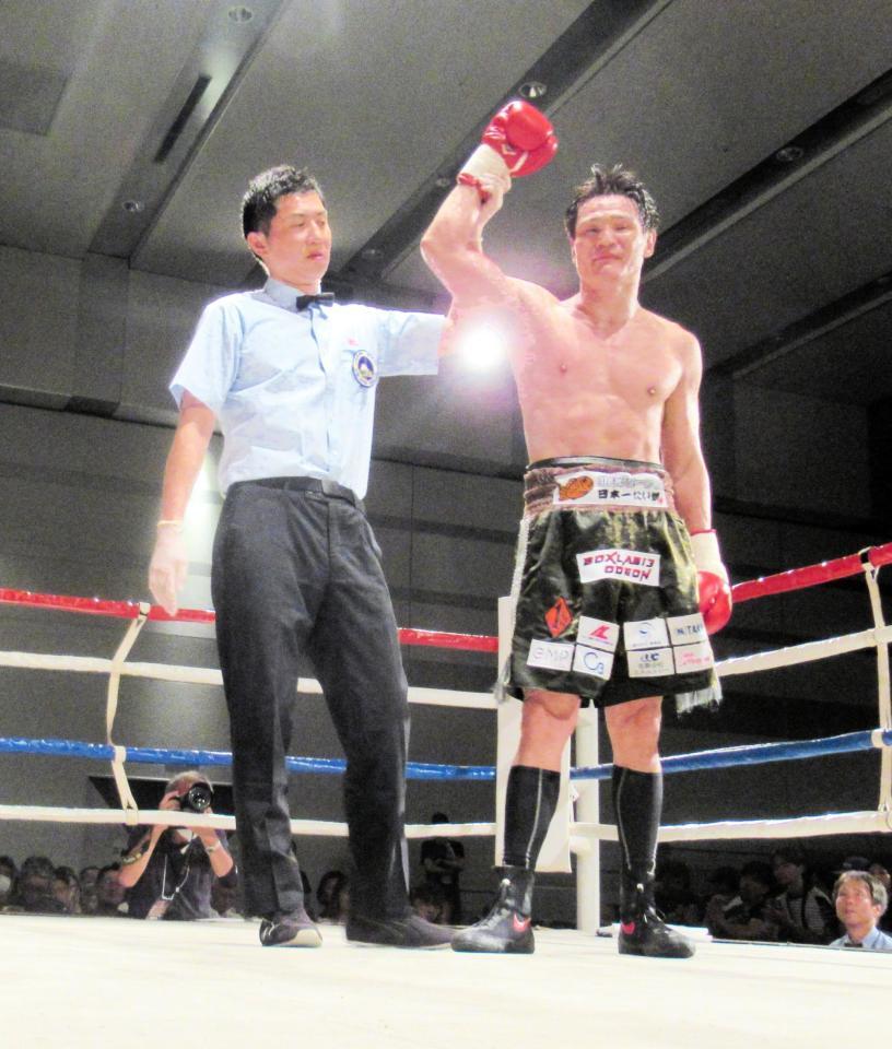 　勝ち名乗りを受ける野中