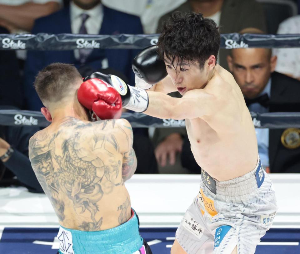 　２回、ヘッキー・ブドラー（手前）を攻める寺地拳四朗（撮影・吉澤敬太）