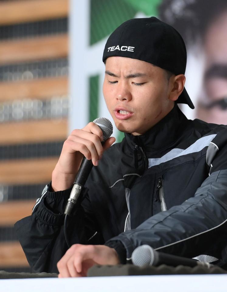 　試合後の会見で左手の負傷を明かした那須川天心（撮影・伊藤笙子）