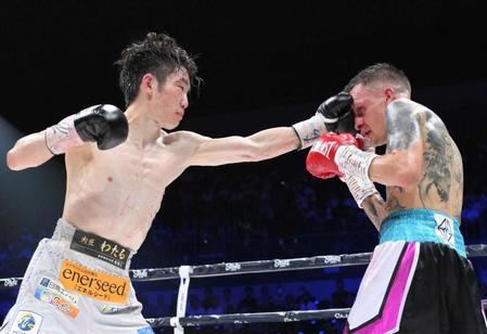 　５回、ヘッキー・ブドラー（右）の顔面に左ストレートを浴びせる寺地拳四朗（撮影・伊藤笙子）