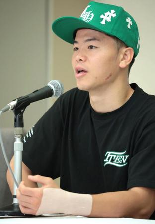 　左手をテーピングした状態で会見する那須川天心（撮影・吉澤敬太）