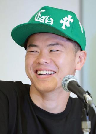 　笑顔で会見する那須川天心（撮影・吉澤敬太）