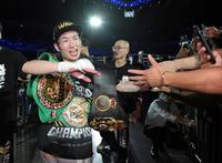 　２階級王座防衛を果たし、ファンとハイタッチする寺地拳四朗