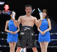 　勝利し、ガッツポーズの那須川天心（撮影・伊藤笙子）