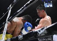 　６回、ルイス・グスマン（左）に左フックを浴びせる那須川天心（撮影・伊藤笙子）