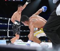 　７回、ルイス・グスマン（手前）からダウンを奪う那須川天心（撮影・伊藤笙子）