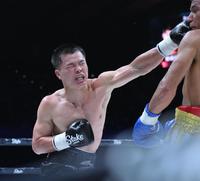 　８回、ルイス・グスマン（右）に左ストレートを浴びせ、ダウンを奪う那須川天心（撮影・伊藤笙子）