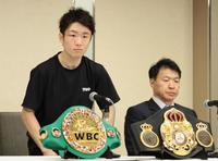 　２本のベルトを前にし会見する寺地拳四朗（左）と父の寺地永会長（撮影・吉澤敬太）