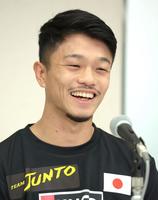 　笑顔で会見する中谷潤人（撮影・吉澤敬太）