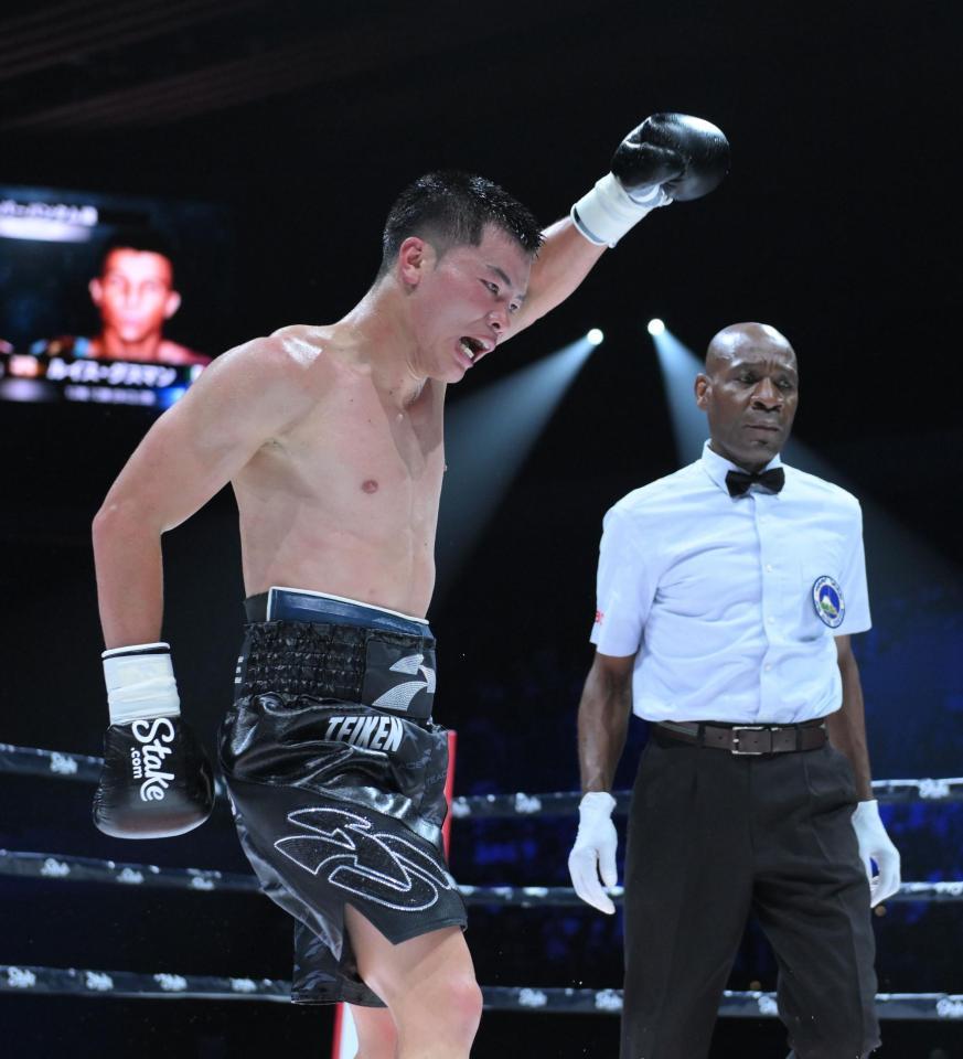 　８回、ルイス・グスマンからダウンを奪い、ガッツポーズの那須川天心（撮影・伊藤笙子）