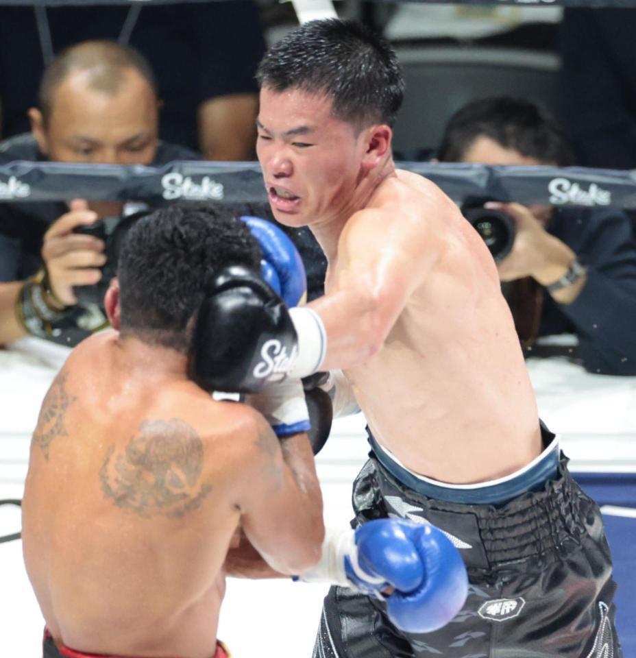 　８回、ルイス・グスマンにラッシュをかける那須川天心（撮影・吉澤敬太）