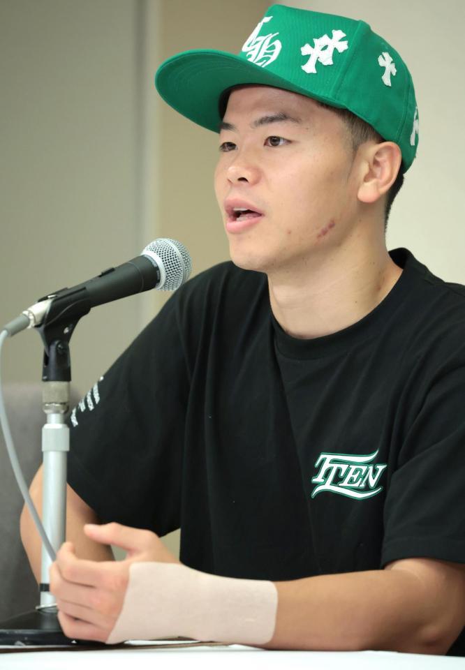 　左手をテーピングした状態で会見する那須川天心（撮影・吉澤敬太）