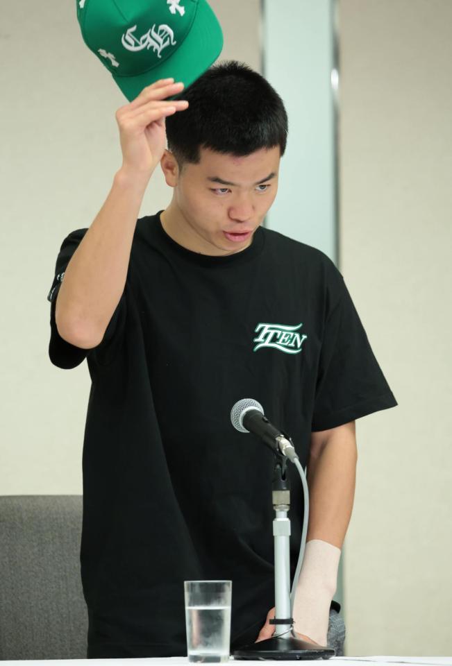 　左手をテーピングして会見に臨む那須川天心（撮影・吉澤敬太）